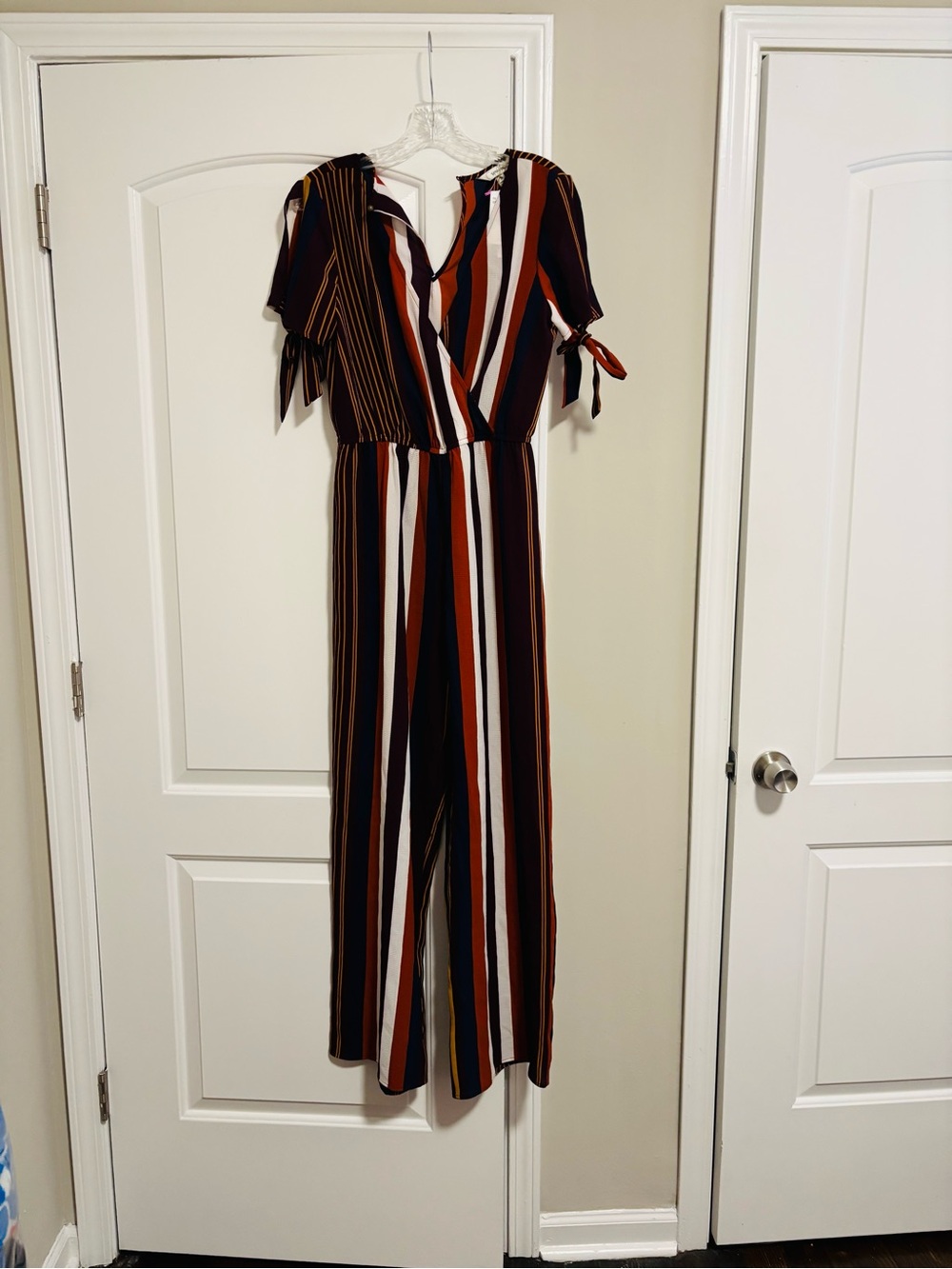 SPEECHLESS, NWT Striped V-Neck Wide-Leg Jumpsuit in Rust, Black & White, Size M